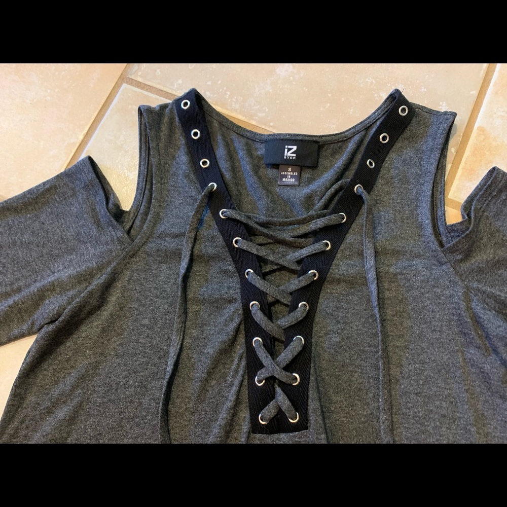 IZ Byer cold shoulder top. Gray and black. Sz S. Brand new with tags - Picture 4 of 6